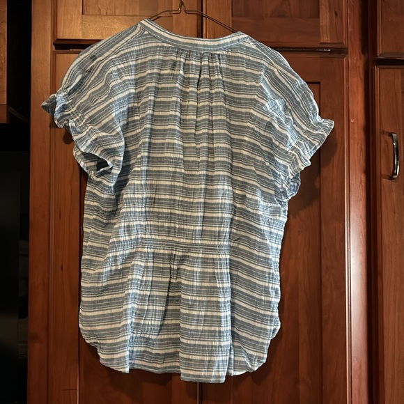 Anthropologie women’s large adorable blouse blue and white. - Picture 4 of 6